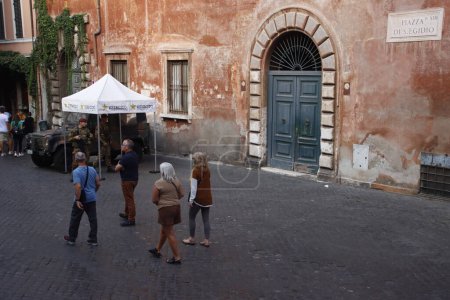Téléchargez les photos : Touristes dans les rues de Rome - en image libre de droit