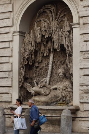 Téléchargez les photos : Touristes dans les rues de Rome - en image libre de droit