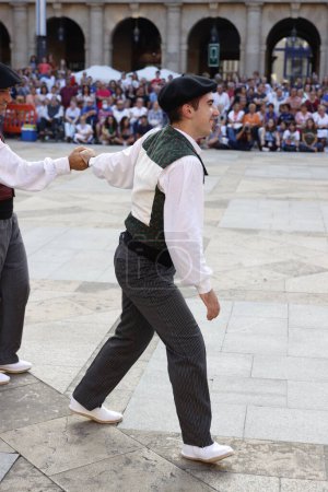 Téléchargez les photos : Exposition de danse folklorique basque - en image libre de droit