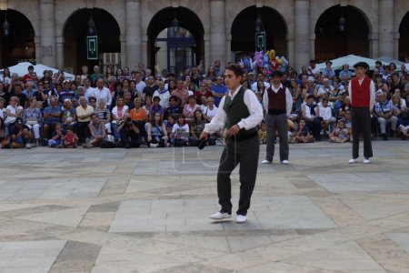 Téléchargez les photos : Exposition de danse folklorique basque - en image libre de droit