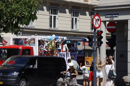 Téléchargez les photos : Des étudiants danois font la fête dans un bus - en image libre de droit