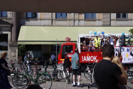 Téléchargez les photos : Des étudiants danois font la fête dans un bus - en image libre de droit