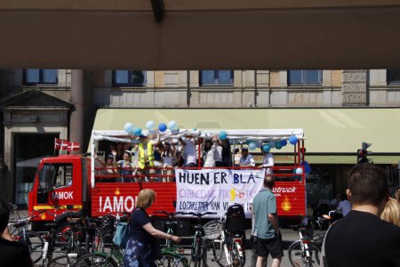 Foto de Estudiantes daneses de fiesta en autobús - Imagen libre de derechos