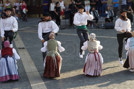 Téléchargez les photos : Danseurs folkloriques basques dans la rue - en image libre de droit