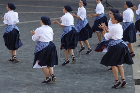 Téléchargez les photos : Danseurs folkloriques basques dans la rue - en image libre de droit
