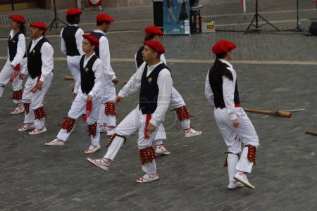 Téléchargez les photos : Festival de danse folklorique basque dans la rue - en image libre de droit
