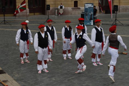 Téléchargez les photos : Festival de danse folklorique basque dans la rue - en image libre de droit