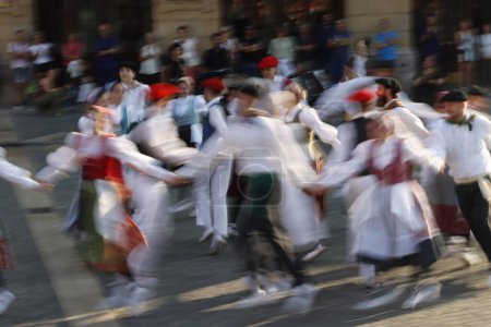 Foto de Basque folk dancer in an outdoor festival - Imagen libre de derechos