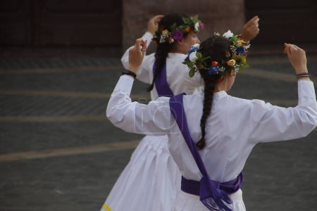 Téléchargez les photos : Exposition de danse folklorique basque dans la rue - en image libre de droit