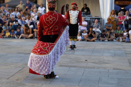 Foto de Festival de danza folclórica vasca al aire libre - Imagen libre de derechos