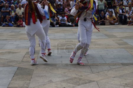 Téléchargez les photos : Danse folklorique basque dans la rue - en image libre de droit
