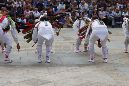 Téléchargez les photos : Danse folklorique basque dans la rue - en image libre de droit