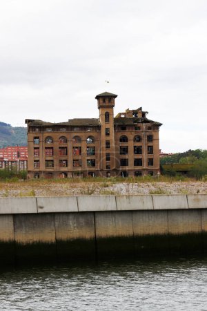 Paisaje industrial a orillas del río Bilbao