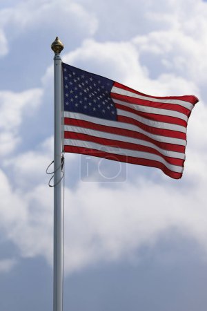 Téléchargez les photos : Un drapeau américain battant hardiment dans le vent
. - en image libre de droit