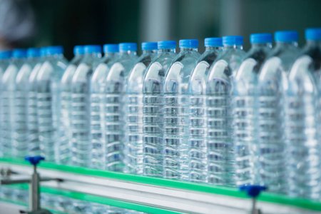 Trinkwasseranlage. Selektiver Fokus Wasserflaschen auf Produktionslinie der Fabrik. Prozess des Abfüllens von Wasser in Plastikflaschen, um es zu den Verbrauchern zu bringen
