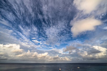Téléchargez les photos : Le ciel pittoresque des Caraïbes sur l'océan - en image libre de droit