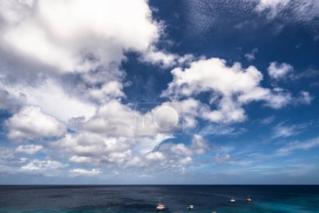 Foto de El paisaje del cielo caribeño sobre el océano - Imagen libre de derechos