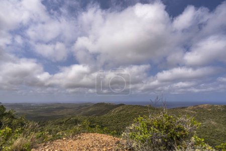 Téléchargez les photos : Vue panoramique du ciel et des paysages sur une île des Caraïbes - en image libre de droit