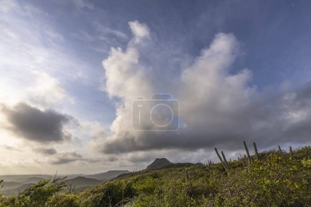 Téléchargez les photos : Vue panoramique du ciel et des paysages sur une île des Caraïbes - en image libre de droit