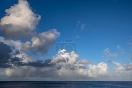 Téléchargez les photos : Ciel bleu avec des nuages et l'océan, fond de la nature - en image libre de droit