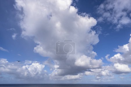 Foto de Cielo azul con nubes y el océano, fondo de la naturaleza - Imagen libre de derechos