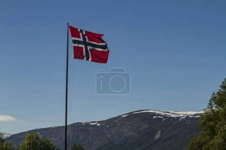 Téléchargez les photos : Paysages printaniers en Norvège, avec drapeau national norvégien et montagnes - en image libre de droit