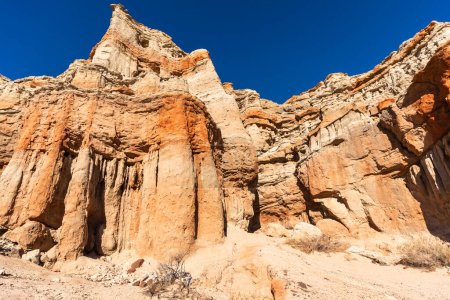 Foto de Paisaje con acantilados de roca roja, y desierto de piedra cerca de Mojave, California en el oeste de los EE.UU.. - Imagen libre de derechos