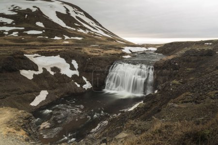 Téléchargez les photos : Belle prise de vue d'une cascade en Islande, Europe - en image libre de droit