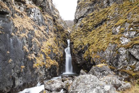 Téléchargez les photos : Belle cascade dans les montagnes de Norvège - en image libre de droit