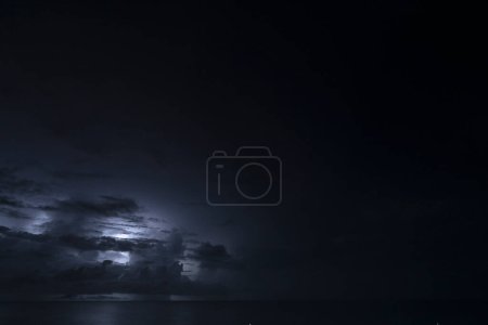 Téléchargez les photos : Plan de la nuit : éclairs dans les paysages orageux autour de Curaçao, dans les Caraïbes. - en image libre de droit