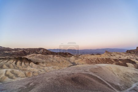Téléchargez les photos : Paysage au lever du soleil dans la Vallée de la Mort avec rochers et désert à l'ouest des États-Unis - en image libre de droit