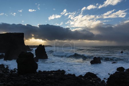 Téléchargez les photos : De grosses vagues se brisent sur la côte rocheuse en Islande - en image libre de droit