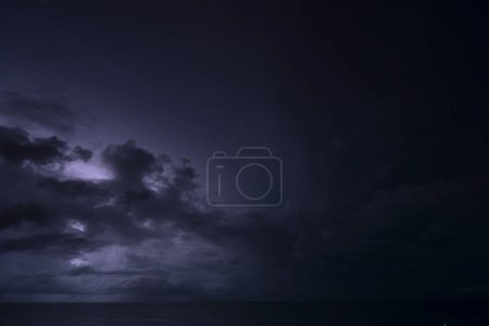 Foto de Foto nocturna: destellos de relámpagos en el paisaje de tormenta alrededor de Curazao, el Caribe. - Imagen libre de derechos
