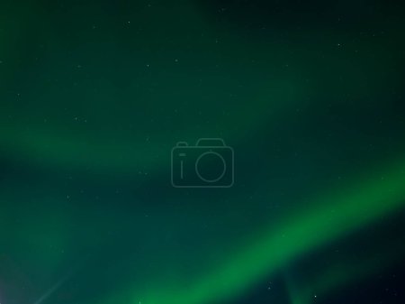 Foto de Paisaje con luces boreales, Aurora borealis sobre la península de Reykjanes, Islandia - Imagen libre de derechos