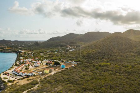Téléchargez les photos : Vue aérienne de la côte de Curaao dans la mer des Caraïbes avec architecture, eau turquoise, falaise, plage et magnifique récif corallien sur la baie de Caracas - en image libre de droit