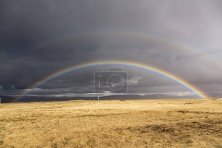 Foto de Paisaje con nubes oscuras y arco iris sobre la costa cruda de la península de Snaefellsnes, Islandia - Imagen libre de derechos