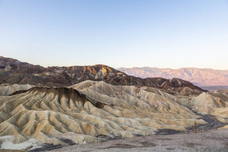 Foto de Paisaje mientras amanece en el Valle de la Muerte con rocas y desierto en el oeste de los EE.UU. - Imagen libre de derechos