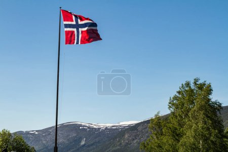 Foto de Paisajes de primavera en Noruega, con bandera nacional noruega y montañas - Imagen libre de derechos