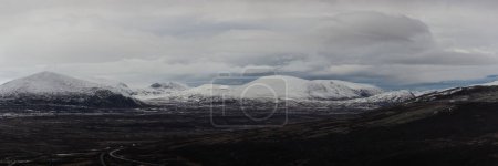 Téléchargez les photos : Belle vue sur les montagnes enneigées en Norvège - en image libre de droit