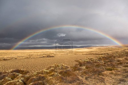 Téléchargez les photos : Paysage avec nuages sombres et arc-en-ciel au-dessus de la côte crue de la péninsule de Snaefellsnes, Islande - en image libre de droit