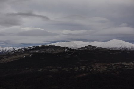 Téléchargez les photos : Belle vue sur les montagnes enneigées en Norvège - en image libre de droit