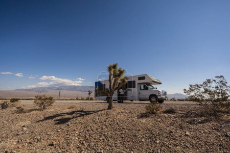 Foto de Vista del camión turístico está estacionado en un desierto - Imagen libre de derechos