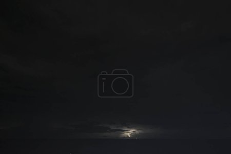 Foto de Foto nocturna: destellos de relámpagos en el paisaje de tormenta alrededor de Curazao, el Caribe. - Imagen libre de derechos