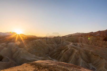 Téléchargez les photos : Paysage au lever du soleil dans la Vallée de la Mort avec rochers et désert à l'ouest des États-Unis - en image libre de droit