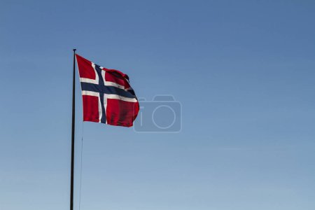 Téléchargez les photos : Paysages printaniers en Norvège, avec drapeau national norvégien et montagnes - en image libre de droit