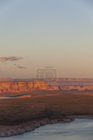 Téléchargez les photos : Vue spectaculaire sur les formations rocheuses de Glen Canyon situées près de la rivière sous un ciel ensoleillé dans le Colorado - en image libre de droit