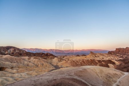 Foto de Paisaje mientras amanece en el Valle de la Muerte con rocas y desierto en el oeste de los EE.UU. - Imagen libre de derechos