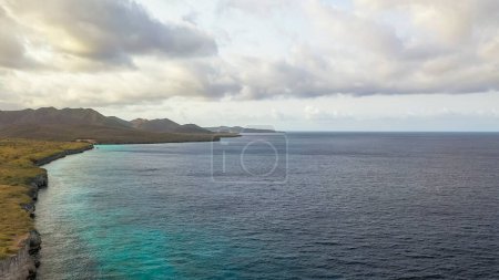Foto de Vista panorámica aérea de la costa de Curazao en el Mar Caribe con agua turquesa, acantilado, playa y hermoso arrecife de coral alrededor de Boka Patrick - Imagen libre de derechos