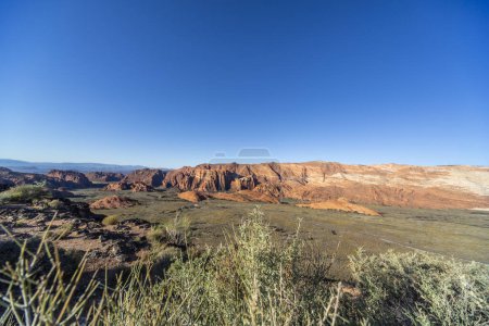 Foto de Paisaje con vistas a las montañas y pastizales en la zona de Snow Canyon, Utah, EE.UU.. - Imagen libre de derechos