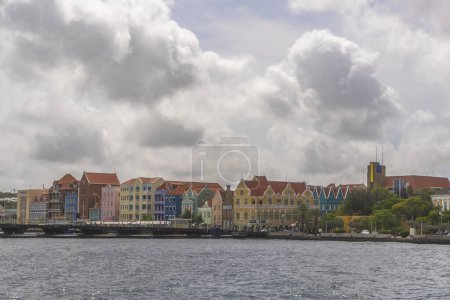 Téléchargez les photos : Célèbre architecture pastel de l'île de Curaçao, Antilles néerlandaises - en image libre de droit